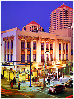 KiMo剧院在市中心的大理石街道工作室旁边.com