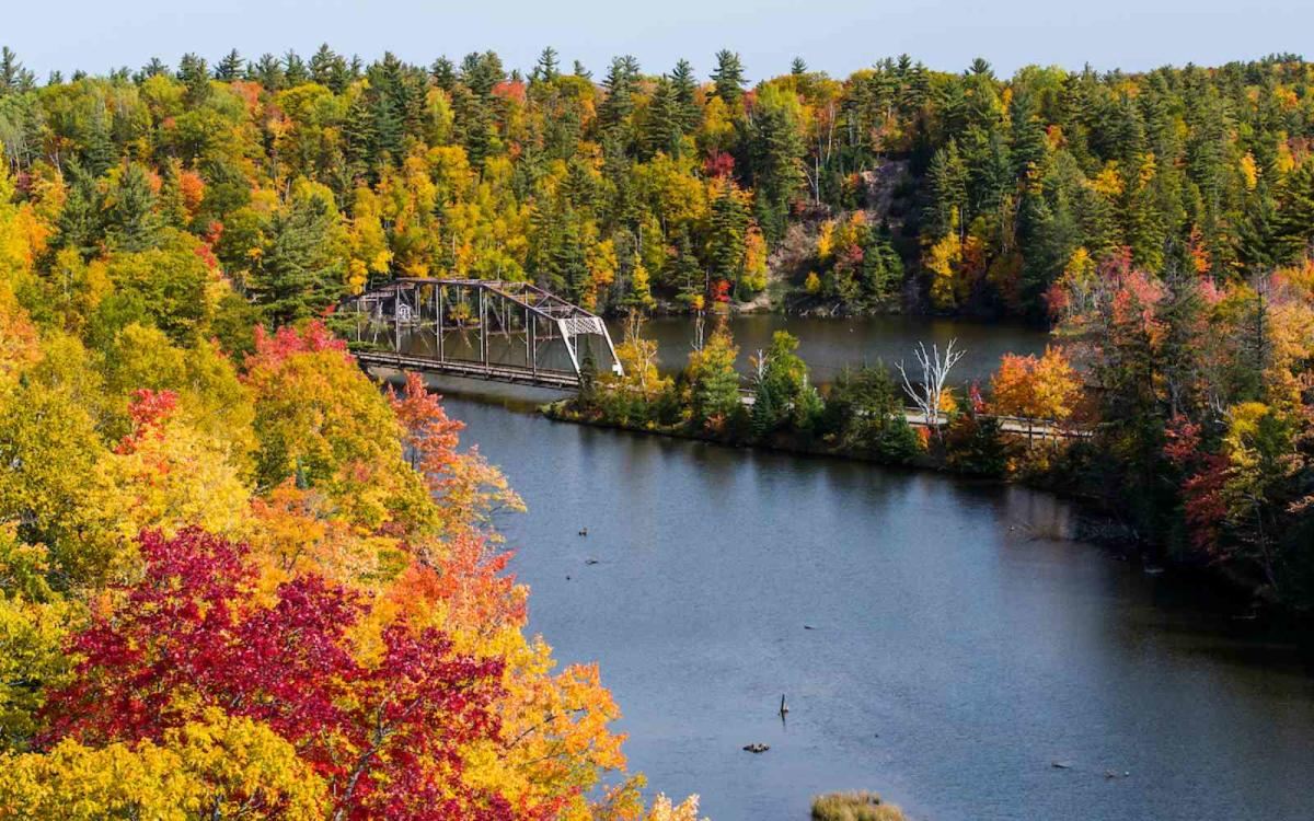一座桥和秋天的颜色