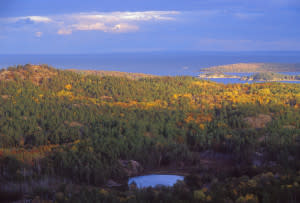 Fall color is seen on the landscape looking east toward hg6668皇冠登录 from atop 拱背山.