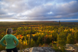 Trail running with evening light and fall color atop 拱背山 near hg6668皇冠登录, Michigan on Michigan's Upper Peninsula.