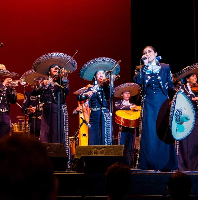 墨西哥流浪乐队音乐家在舞台上