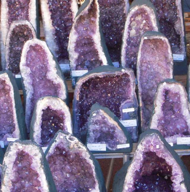 开放的紫晶洞玉石