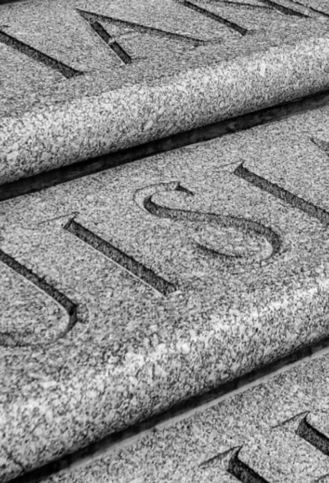 路易斯安那州议会大厦花岗岩上雕刻的文字特写