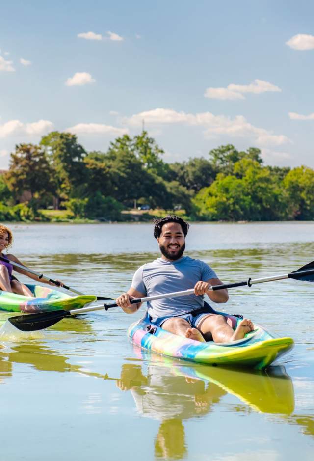 两个人在路易斯安那州的湖上划皮艇