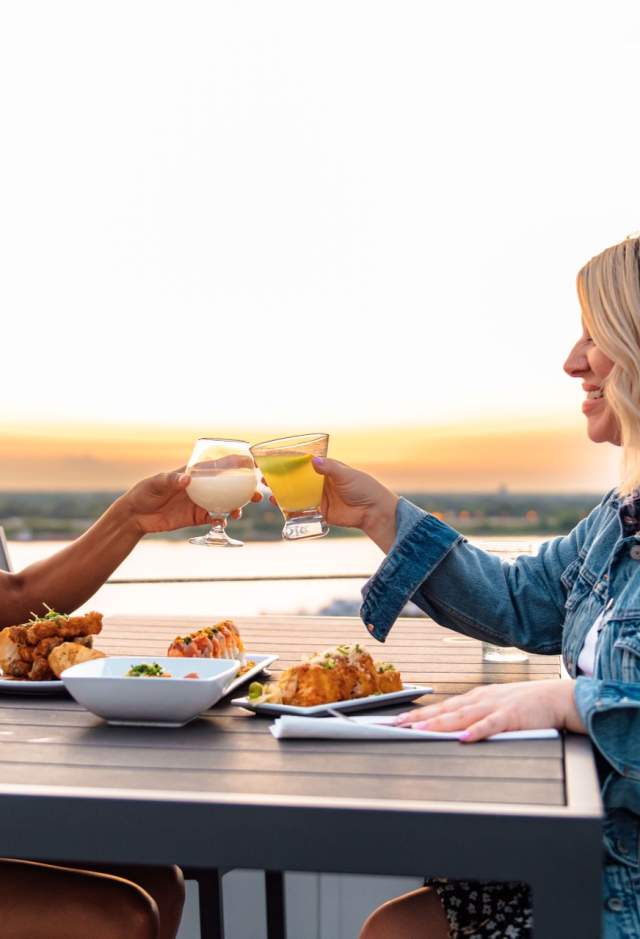 两位女士在俯瞰密西西比河的海啸寿司餐厅用餐
