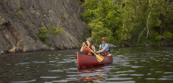 A couple 划独木舟 on 蒂尔湖 in Negaunee, MI