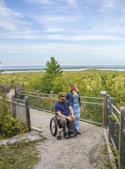 A Couple looking out over the lake at 托马斯岩石 Scenic Overlook