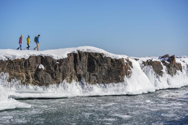 冬天，朋友们在普莱斯克岛公园的黑岩上hg6668皇冠登录.