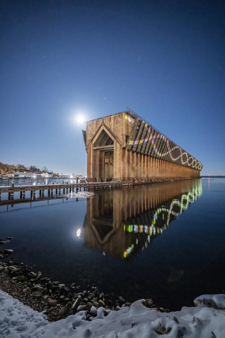 矿石码头上的假日激光器在苏必利尔湖上闪闪发光.