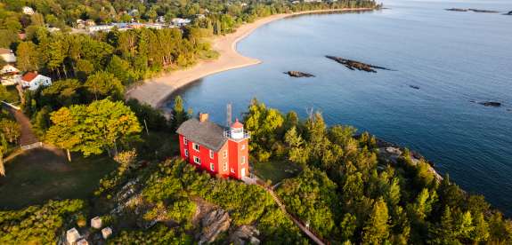 An aerial view of the iconic red Harbor lighthouse on the shores of 苏必利尔湖 in hg6668皇冠登录, MI