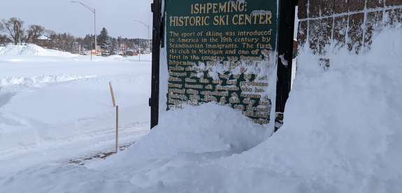 Sign for the 美国滑雪和单板滑雪名人堂 in Ishpeming, MI