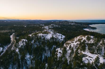 冬季从空中俯瞰CR 550、圆锥形的帽子和Lake Super.