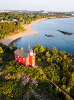 An aerial view of the iconic red Harbor lighthouse on the shores of 苏必利尔湖 in hg6668皇冠登录, MI