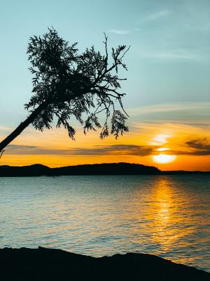 密歇根州hg6668皇冠登录市普雷斯克岛日落点的苏必利尔湖上，橙色的夕阳闪闪发光