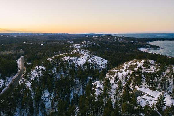 冬季从空中俯瞰CR 550、Sugarloaf和Lake Super.