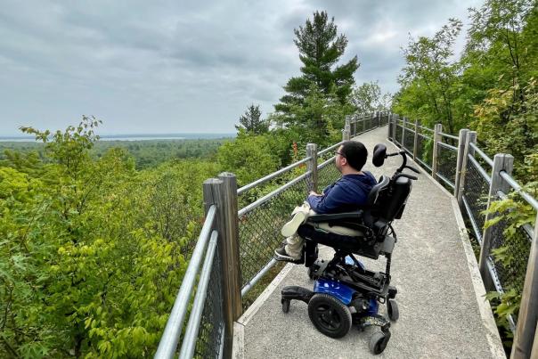 科里·李在美国残疾人协会无障碍步道上眺望托马斯·洛克风景观景台