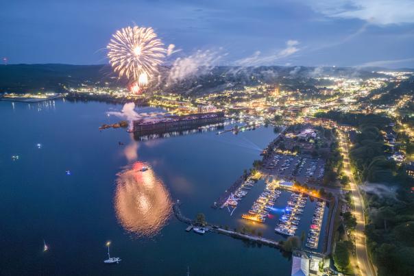 An aerial view of the spectacular 烟花 and laser show on 苏必利尔湖 for fourth of July in hg6668皇冠登录, MI