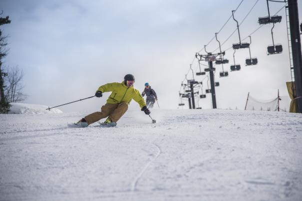 男子在马凯特山滑雪