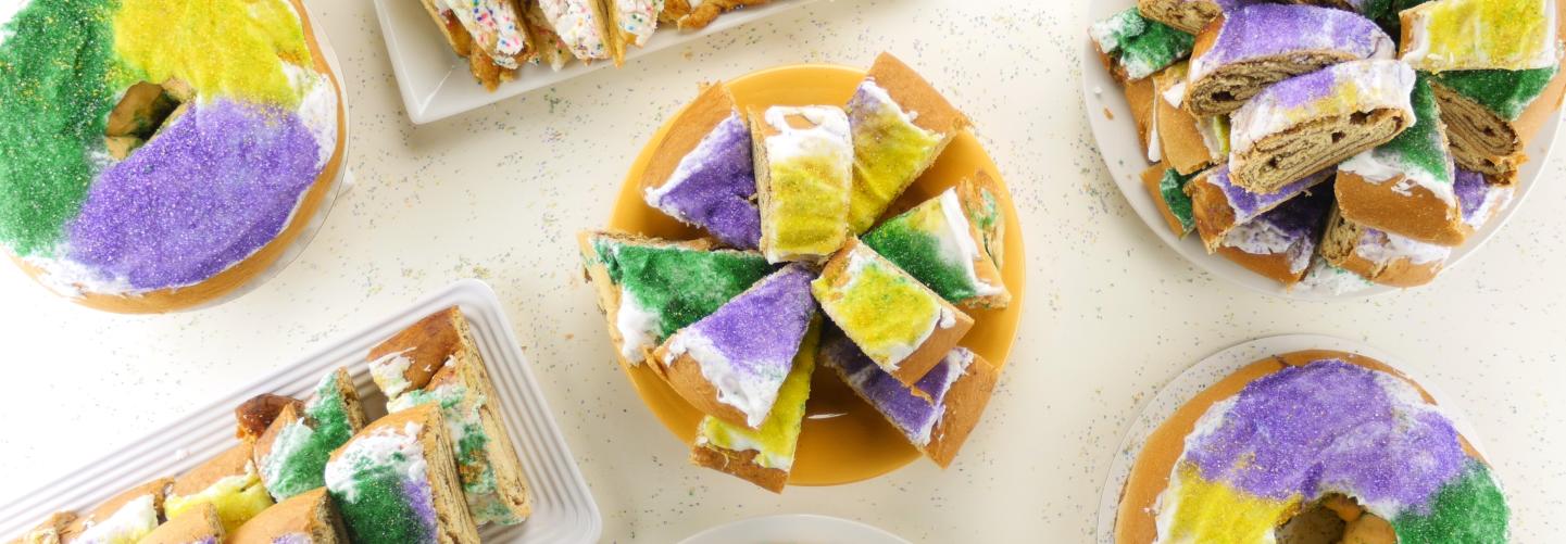 装饰在经典的狂欢节色彩，国王蛋糕有各种形状和大小.