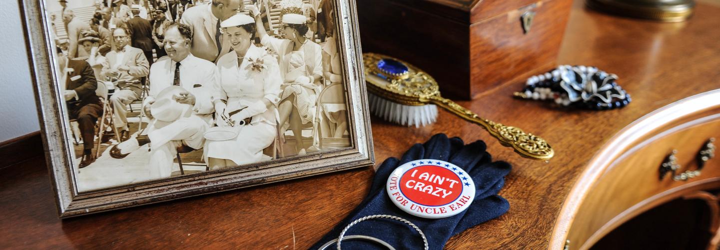 在老州长官邸的桌子上展示历史性的照片和物品