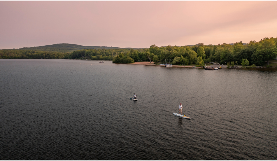 在密歇根州大湾的独立湖上划桨