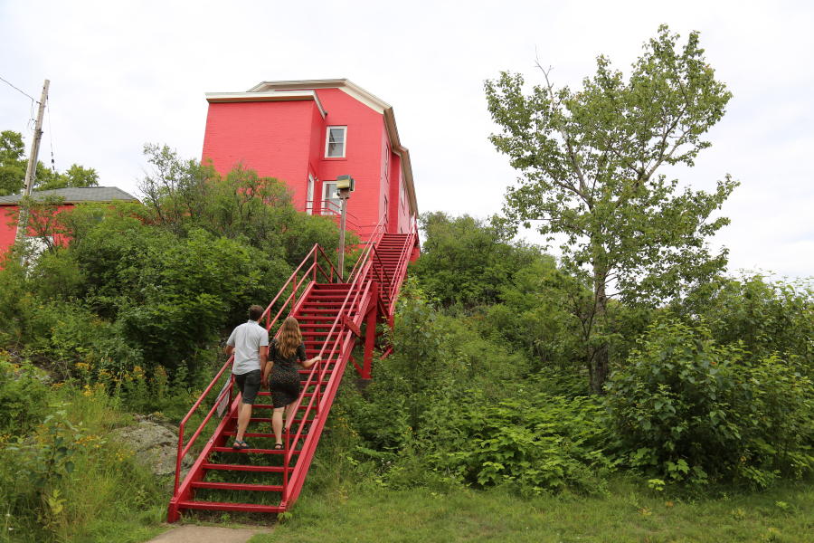 A couple heading up the stairs of the historic hg6668皇冠登录 Harbor Lighthouse in hg6668皇冠登录