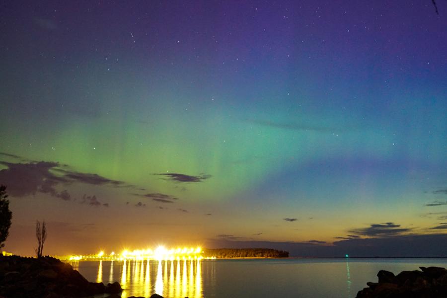 The northern lights over the Upper Harbor 矿石码头