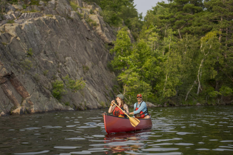 一对夫妇在密歇根州内格尼的蒂尔湖上划独木舟