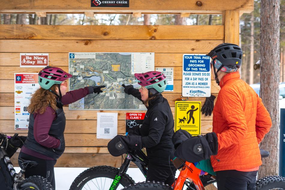 朋友们在去雪地骑自行车前看NTN地图