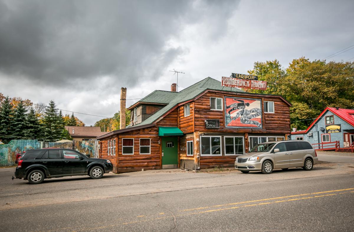 The exterior of the notorious Lumber Jack Tavern in 大湾, MI