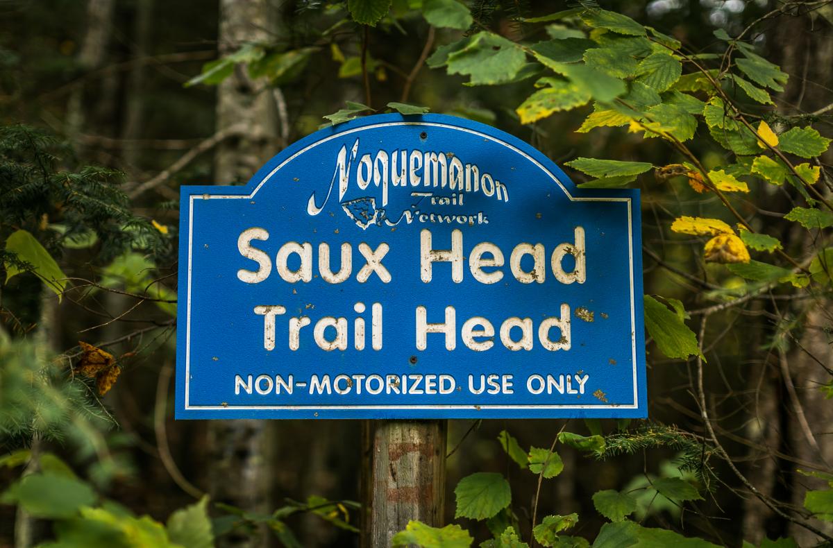 Saux Head Trail的标识，位于密歇根州大湾的非机动步道