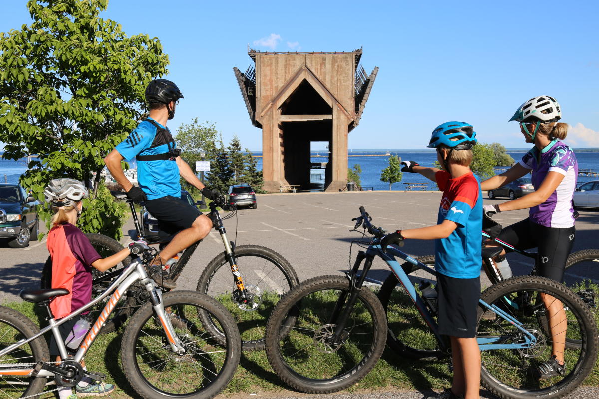 一个家庭在骑自行车休息的时候，沿着17英里的多用途路径欣赏景点.