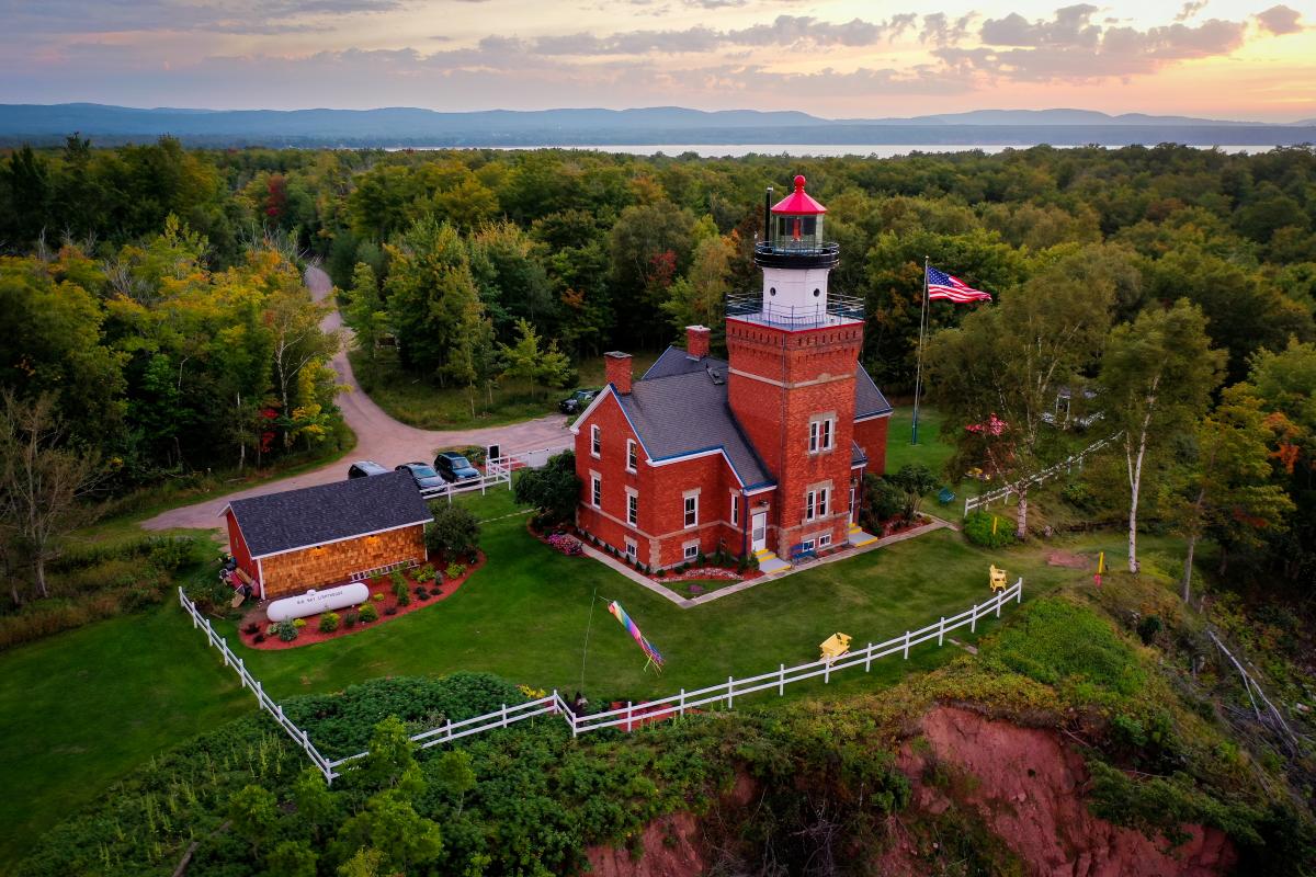 An aerial shot of the picturesque 大湾 Point Lighthouse in 大湾, MI