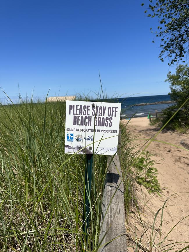 密歇根州hg6668皇冠登录市的一个牌子上写着“请远离沙滩草”