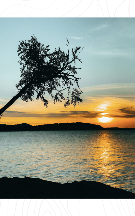A beautiful orange sunset over 苏必利尔湖 from 日落点 at 普雷斯克岛公园 in hg6668皇冠登录, MI