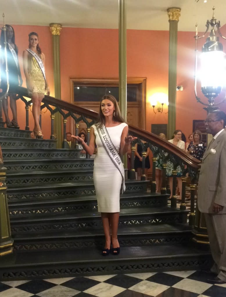 美国路易斯安那州小姐坎迪斯·班纳特在旧州议会大厦举行的美国小姐欢迎活动上亮相.