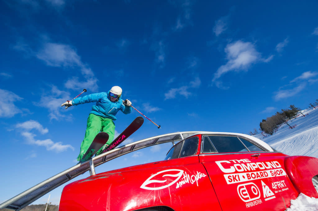在密歇根州的一个蓝天上自由式滑雪.