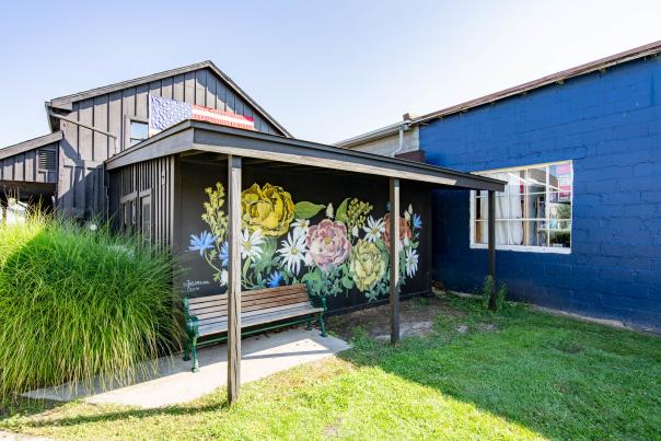 Mural art by Dania Grevengoed at the Era Boutique