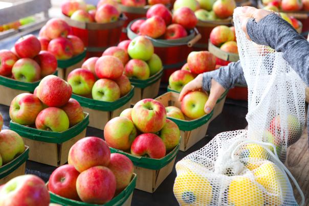 Purchasing apples from the farmers market.