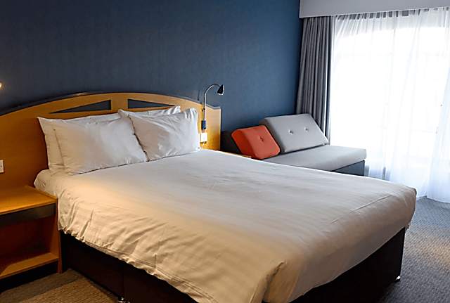 holiday inn tobacco dock Holiday Inn Express