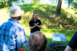Omvisning i gravfeltet ved Veien kulturminnepark