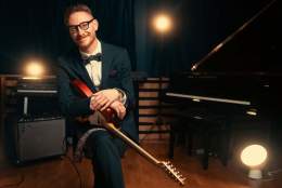 «An American Holiday» med Adam Douglas