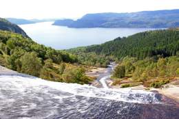 Vandring på blankskurte berg på Skrelia i Lyngdal