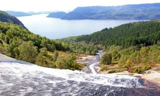 Vandring på blankskurte berg på Skrelia i Lyngdal