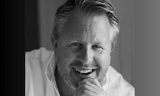 Alexander Hermansen fremfører Cornelis Vreeswijks viser med Fredrikstad Storband