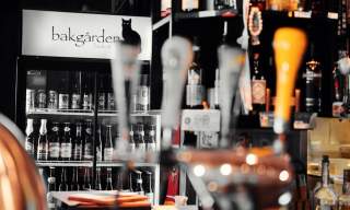 Bakgården Både &