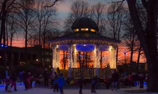 Opplev vinterglede på skøytebanen i Moss sentrum