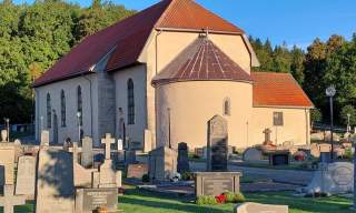 CIRKELN OCH KORSET – OM SKEE MEDELTIDA KYRKA OCH BANDEN TILL FÖRHISTORIEN