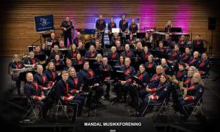 Førjulskonsert med Mandal Musikkforening Solister: Juliane Singstad Tallaksen og Ulf Singstad