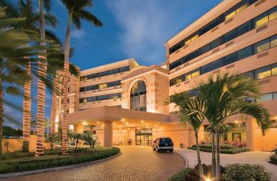 DoubleTree Hotel West Palm Beach at Night